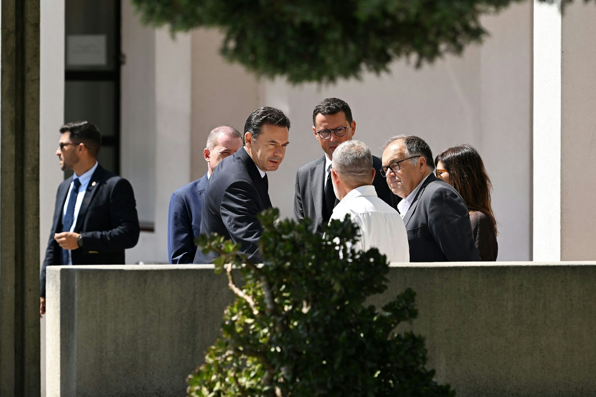 Portugals Ministerpräsident Luis Montenegro erweist Diogo Jota und seinem Bruder die Ehre.