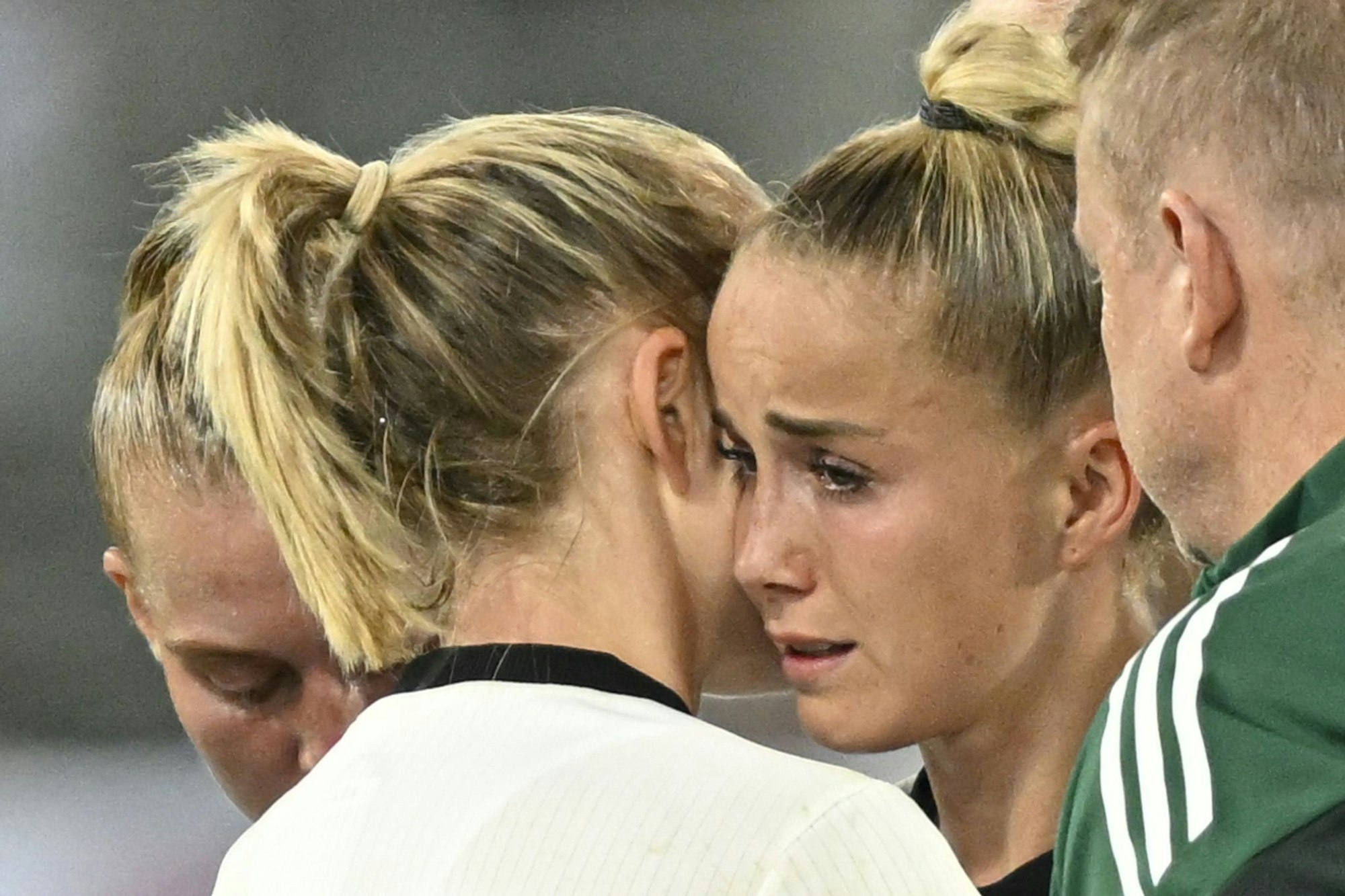 Giulia Gwinn wird von ihrer Bayern-Kollegin Lea Schüller getröstet.