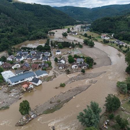 Eine Luftaufnahme des Dorfes Insul zeigt das Ausmaß der Flutzerstörungen vom 14. und 15. Juli 2021 an der Ahr. (Archivbild)