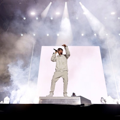 Die Rapper Maxim Drüner, Nico Seyfrid und Tarek Ebene von der Band K.I.Z. auf der Red Stage beim Summerjam Festival 2025 am Fühlinger See.