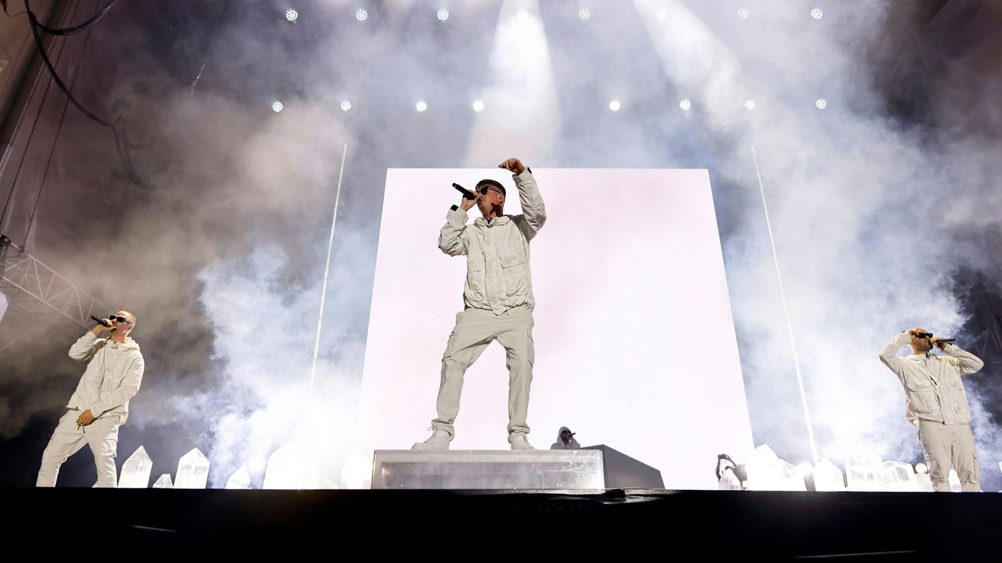 Die Rapper Maxim Drüner, Nico Seyfrid und Tarek Ebene von der Band K.I.Z. auf der Red Stage beim Summerjam Festival 2025 am Fühlinger See.