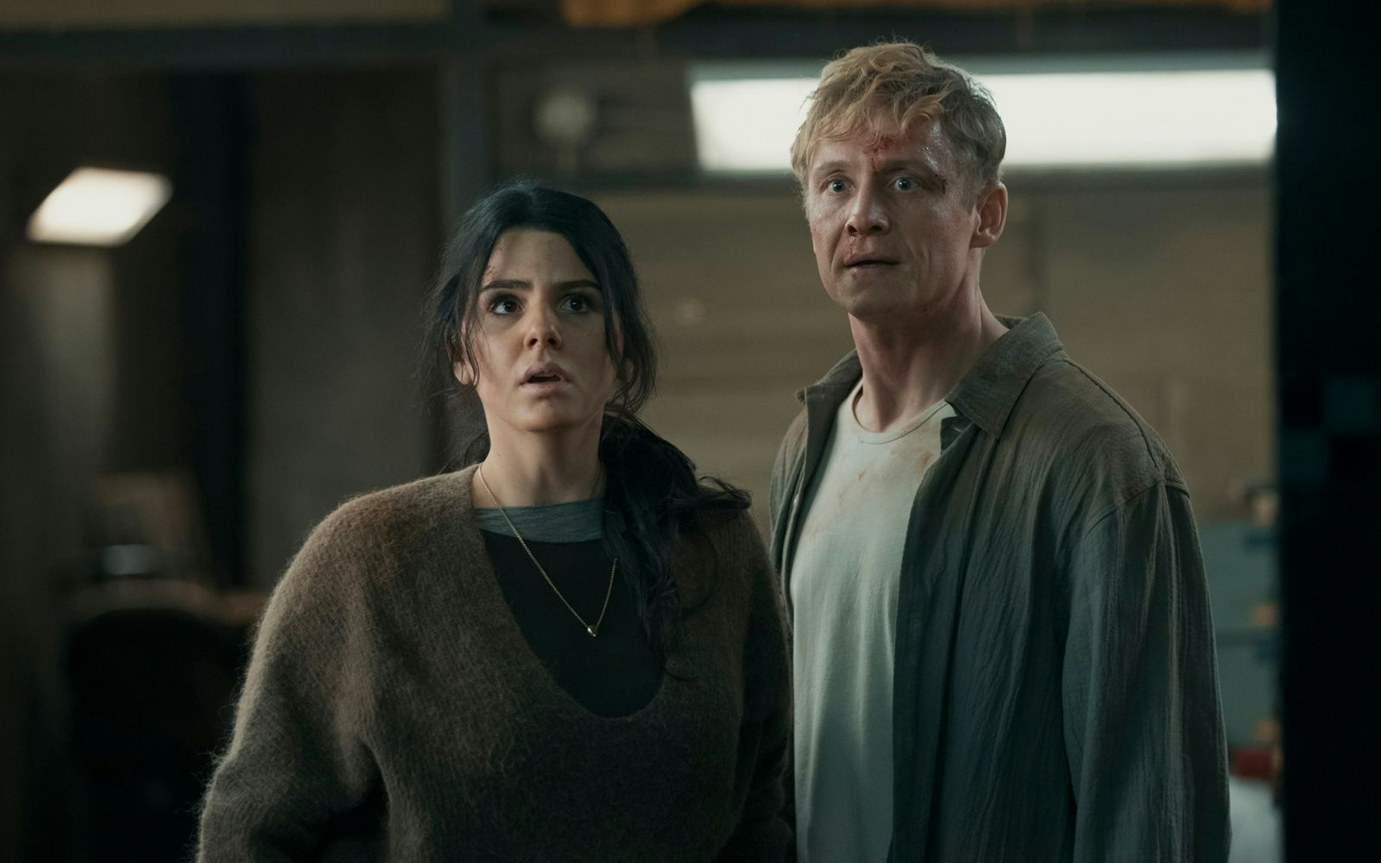 Olivia (Ruby O. Fee) und Tim (Matthias Schweighöfer) sind plötzlich Gefangene in ihrer eigenen Wohnung. (Bild: Netflix / Sasha Ostrov)