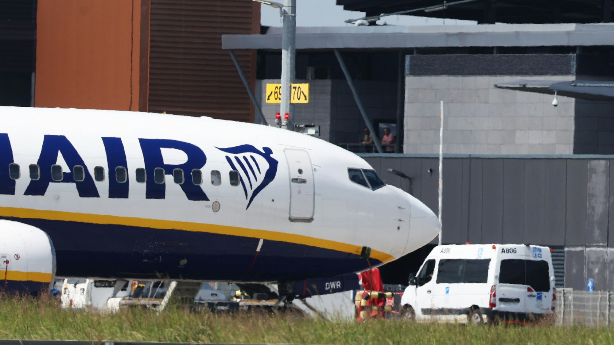 Ein Ryanair-Flugzeug steht auf dem Flughafen (Symbolfoto).