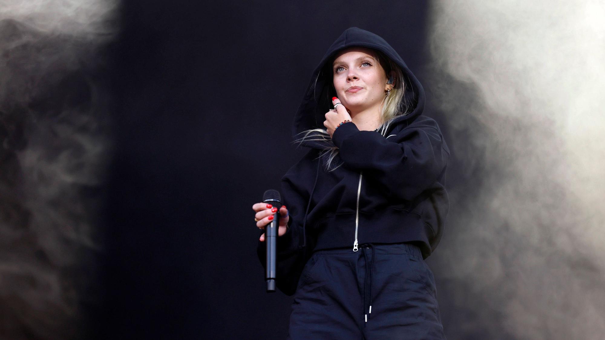 Sängerin und Schauspielerin Paula Hartmann auf der Red Stage beim Summerjam Festival 2025 am Fühlinger See.