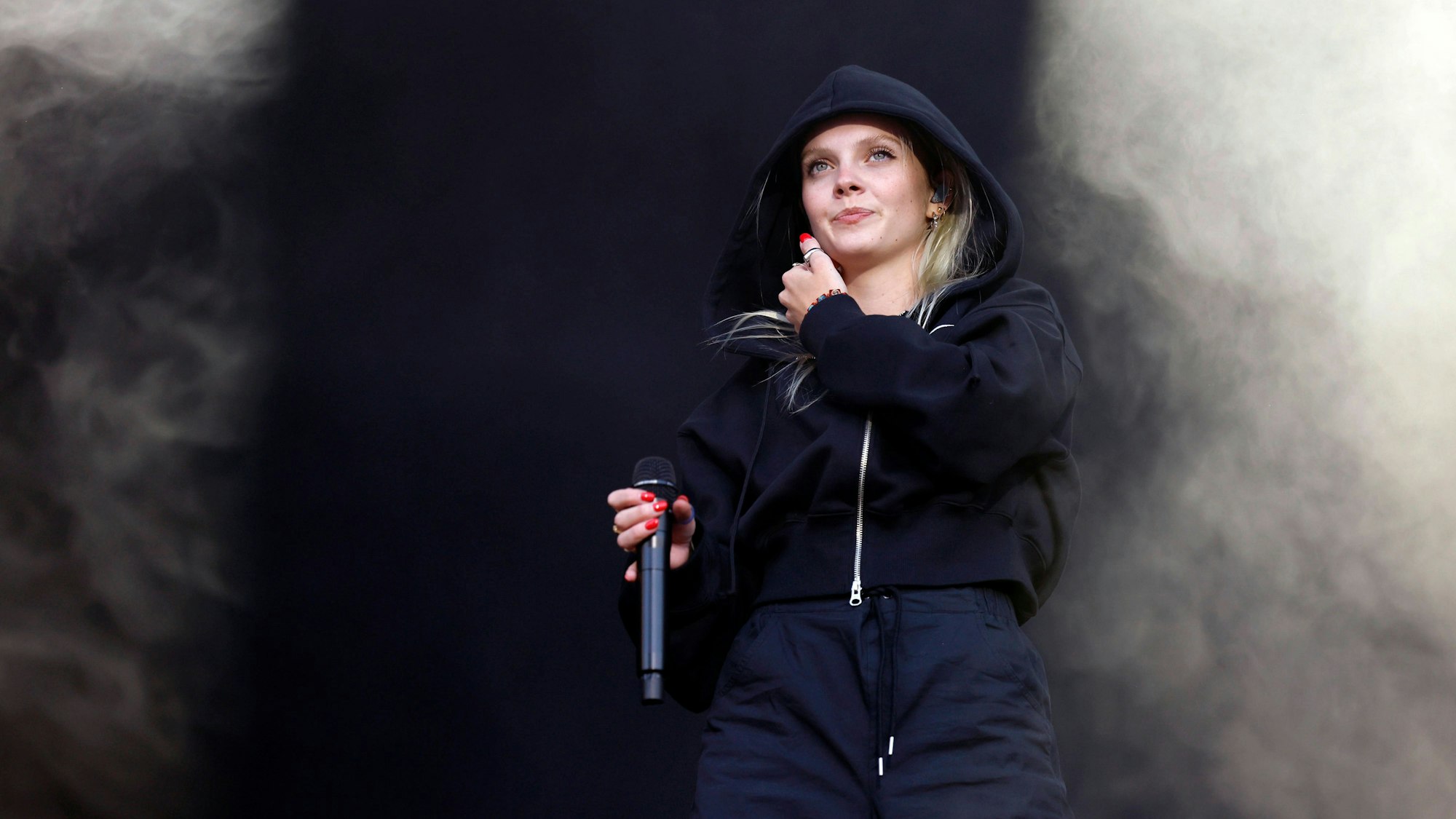 Sängerin und Schauspielerin Paula Hartmann auf der Red Stage beim Summerjam Festival 2025 am Fühlinger See.