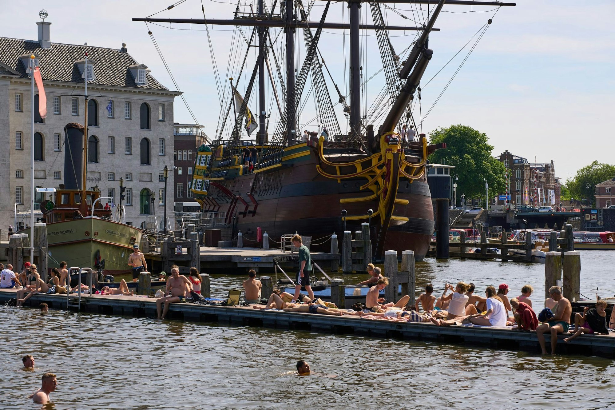 In Amsterdam ist das Schwimmen in den Gewässern mitten in der Stadt möglich. (Archivbild)