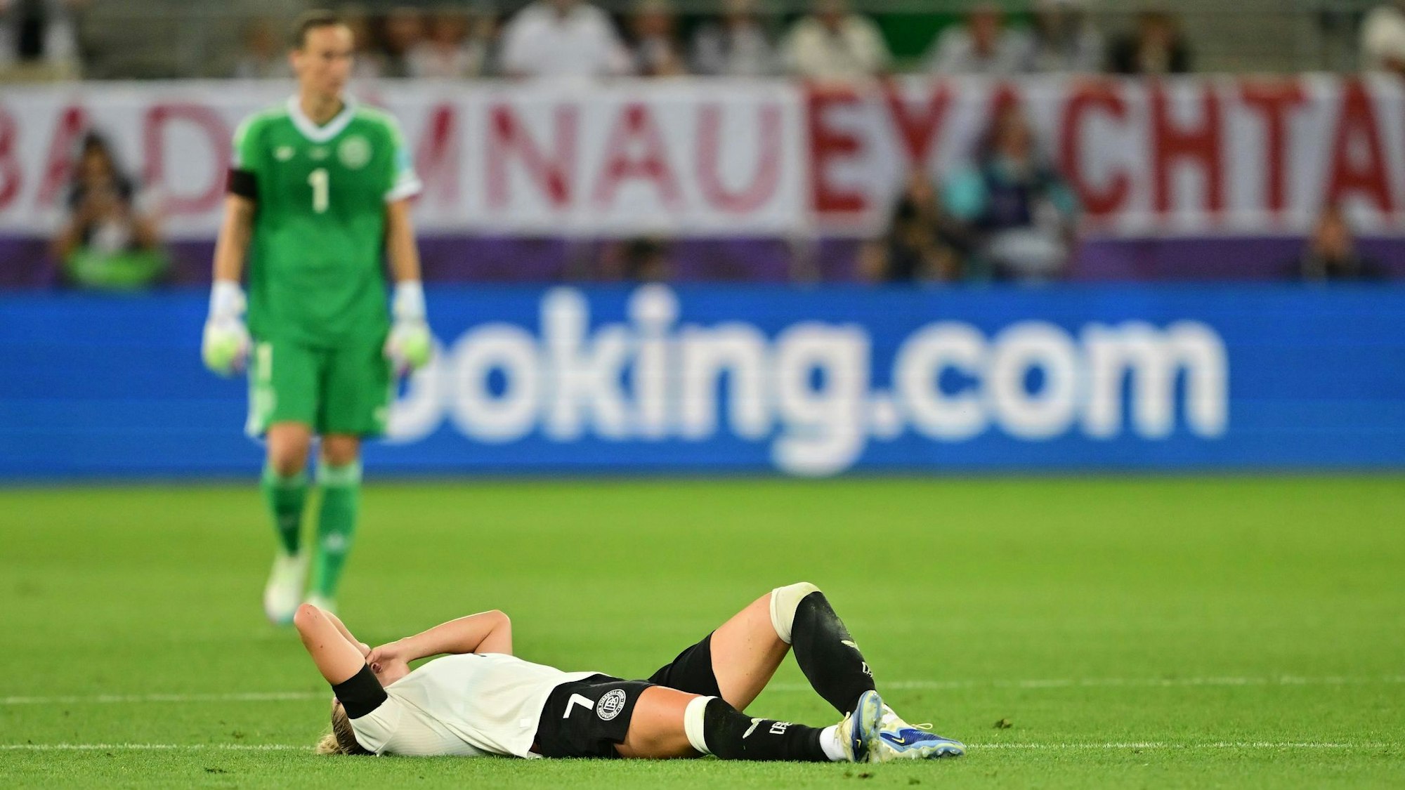 Am Boden: Giulia Gwinn.