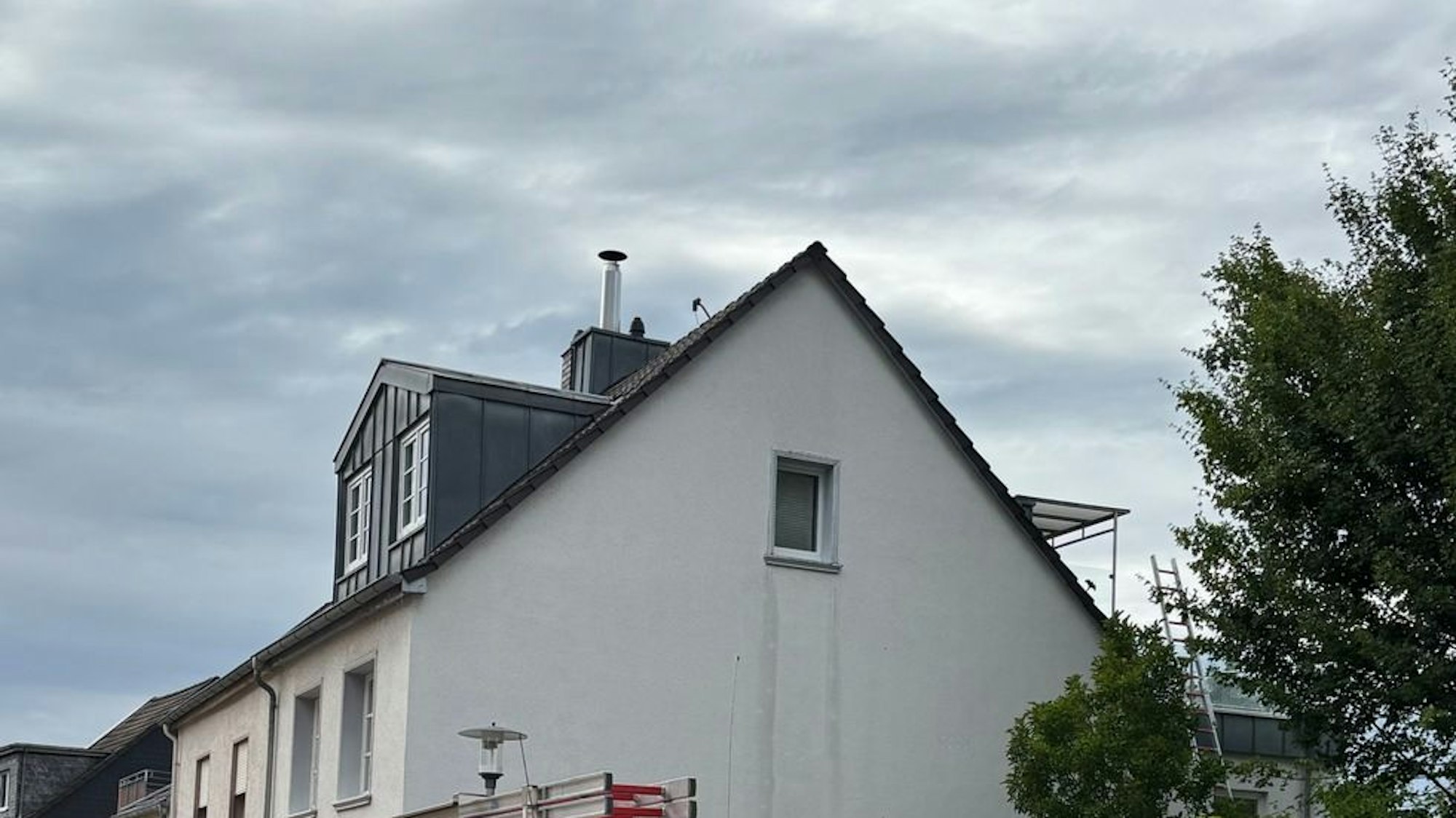 Feuerwehreinsatz bei einem Brand auf einem Balkon in Bad Honnef-Selhof.
