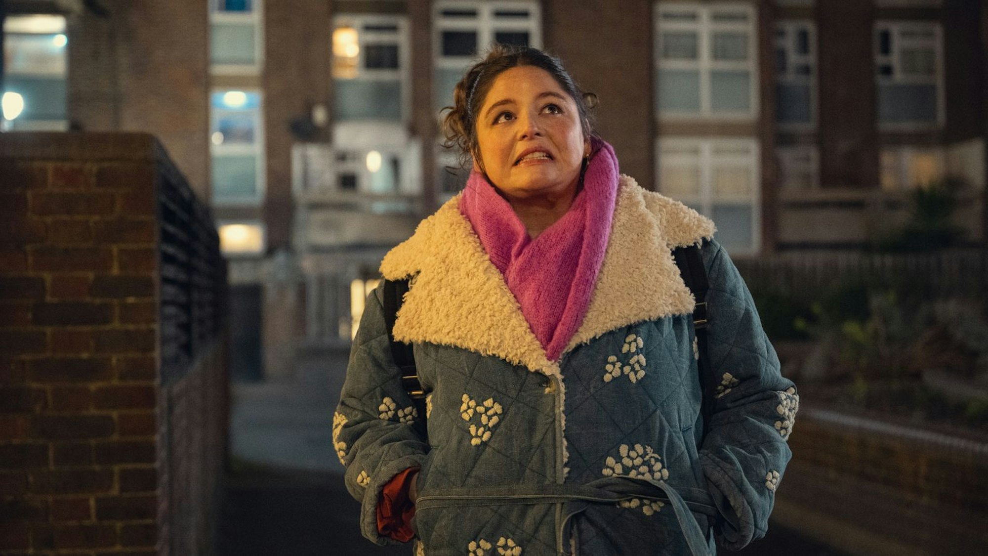 Die neue Netflix-Serie „Too Much“ erzählt die Geschichte von Jessica (Megan Stalter), die zwischen Liebeskummer, Identitätskrise und peinlichen Momenten versucht, ihren Platz zu finden. Wird ihr Umzug nach London ihr dabei helfen, ihr Leben in die richtige Bahn zu lenken? Oder endet alles im Chaos? (Bild: Netflix)