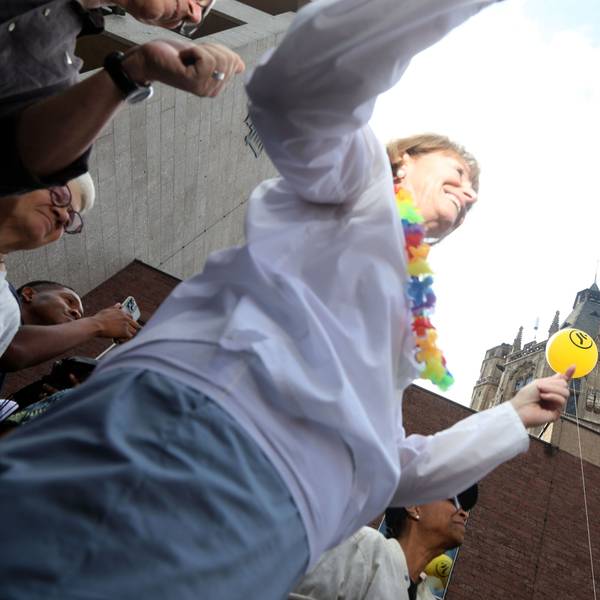 Henriette Reker hisste demonstrativ die Regenbogen-Flagge vor dem Rathaus.