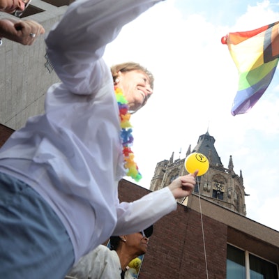 Henriette Reker hisste demonstrativ die Regenbogen-Flagge vor dem Rathaus.