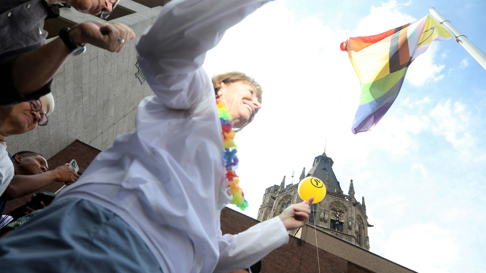 Henriette Reker hisste demonstrativ die Regenbogen-Flagge vor dem Rathaus.