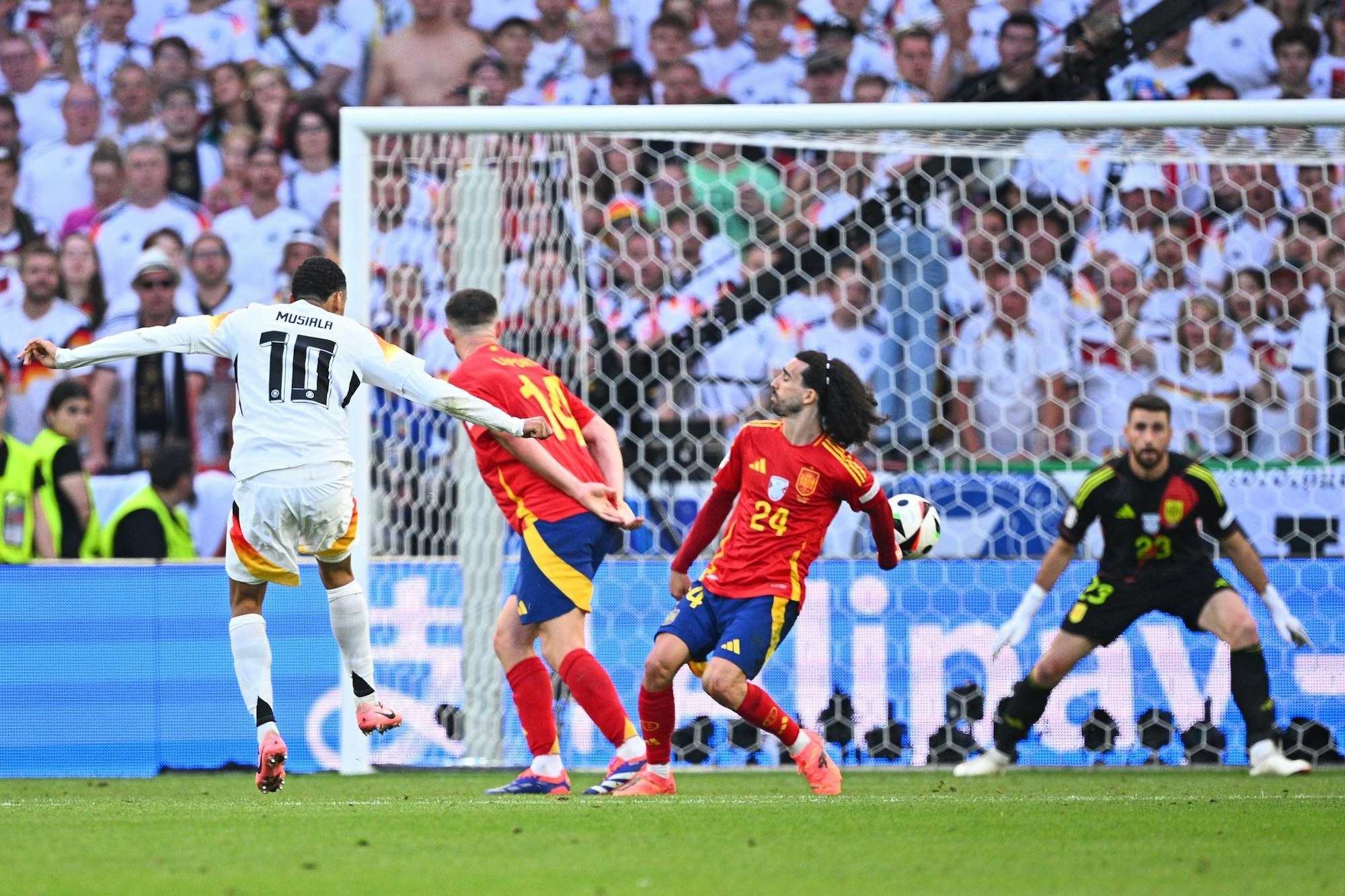 Jamal Musiala schießt - und Spaniens Marc Cucurella wehrt den Ball im EM-Viertelfinale mit dem abgespreizten Arm ab.