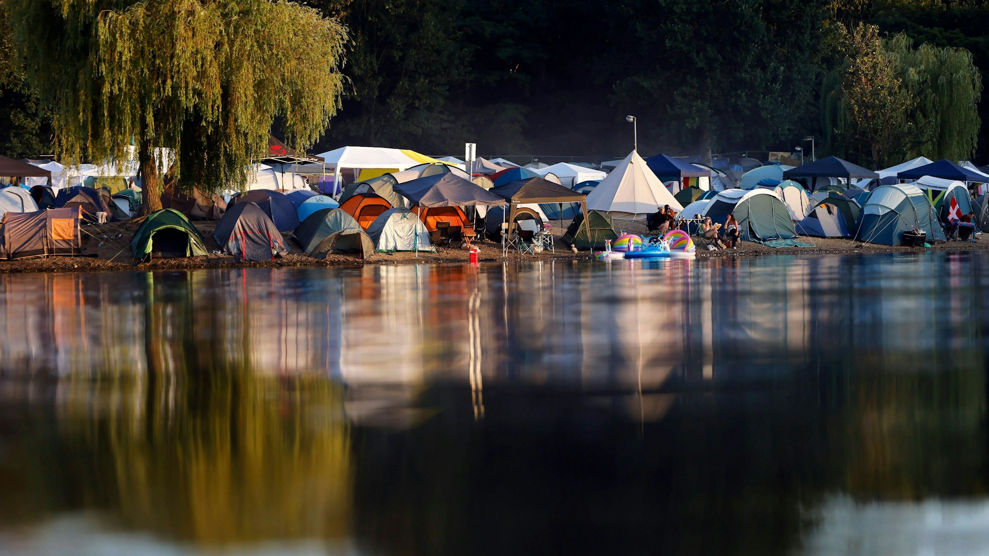 Besucher campen in Zelten beim Summerjam Festival 2025 am Fühlinger See.