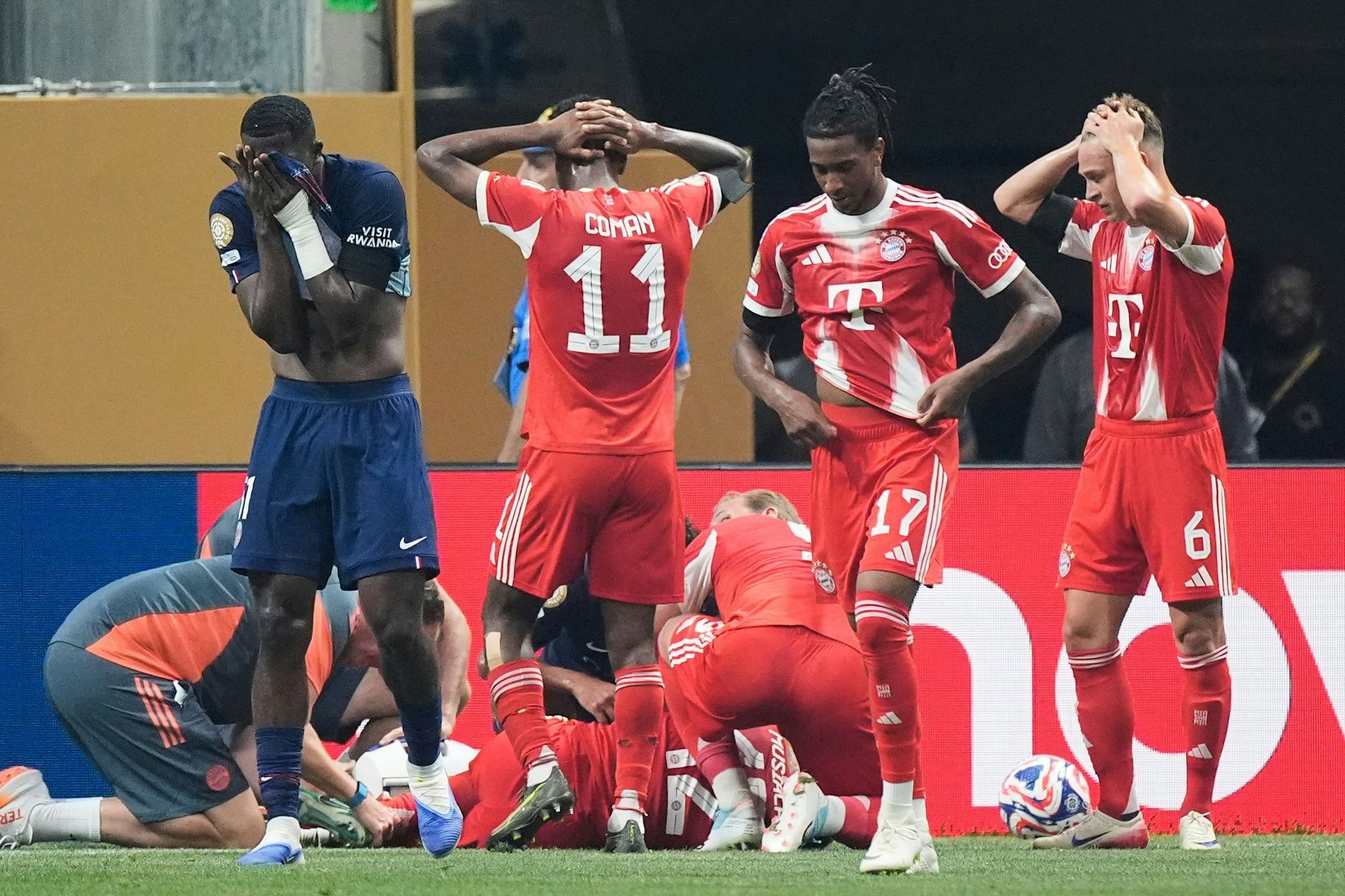 Geschockte Bayern- und PSG-Spieler nach dem Musiala-Unfall.