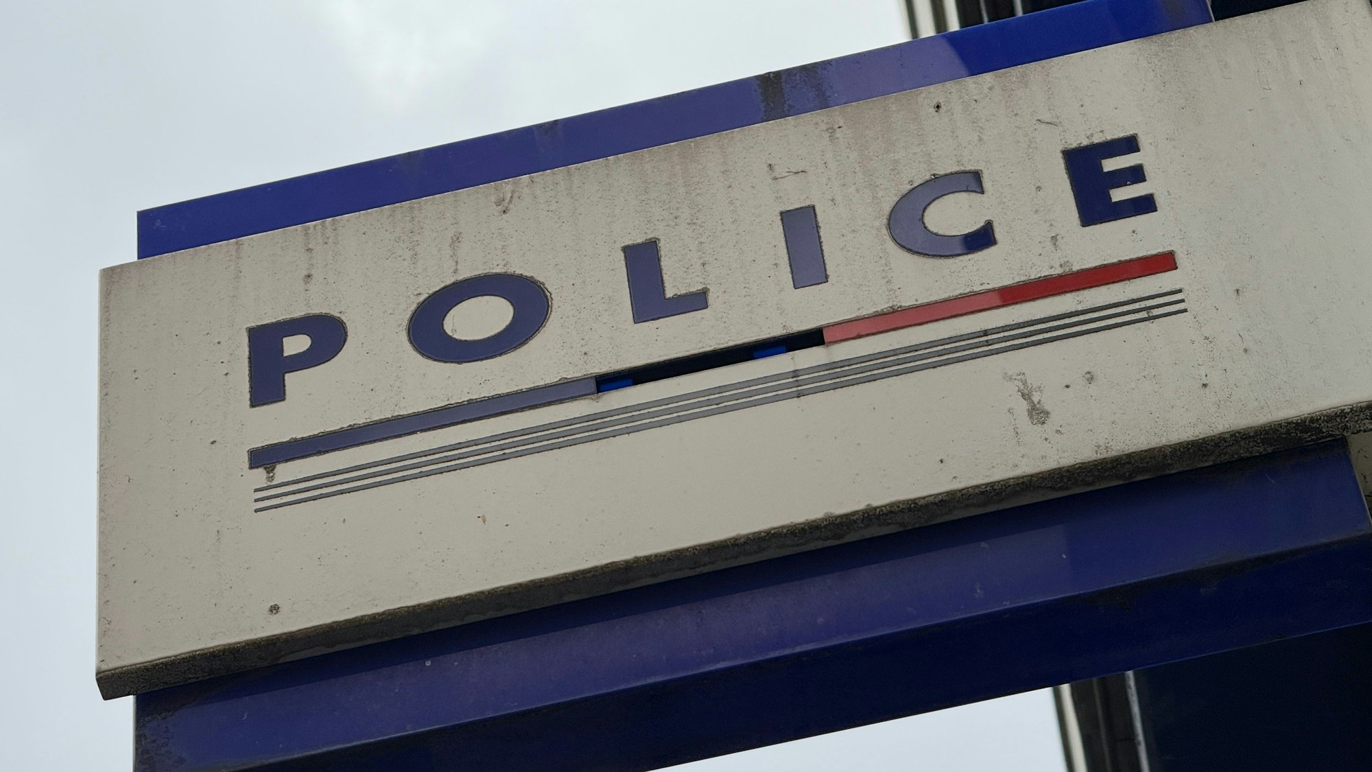 An einem Kommissariat in Frankreich hängt ein Schild mit der Aufschrift «Police».