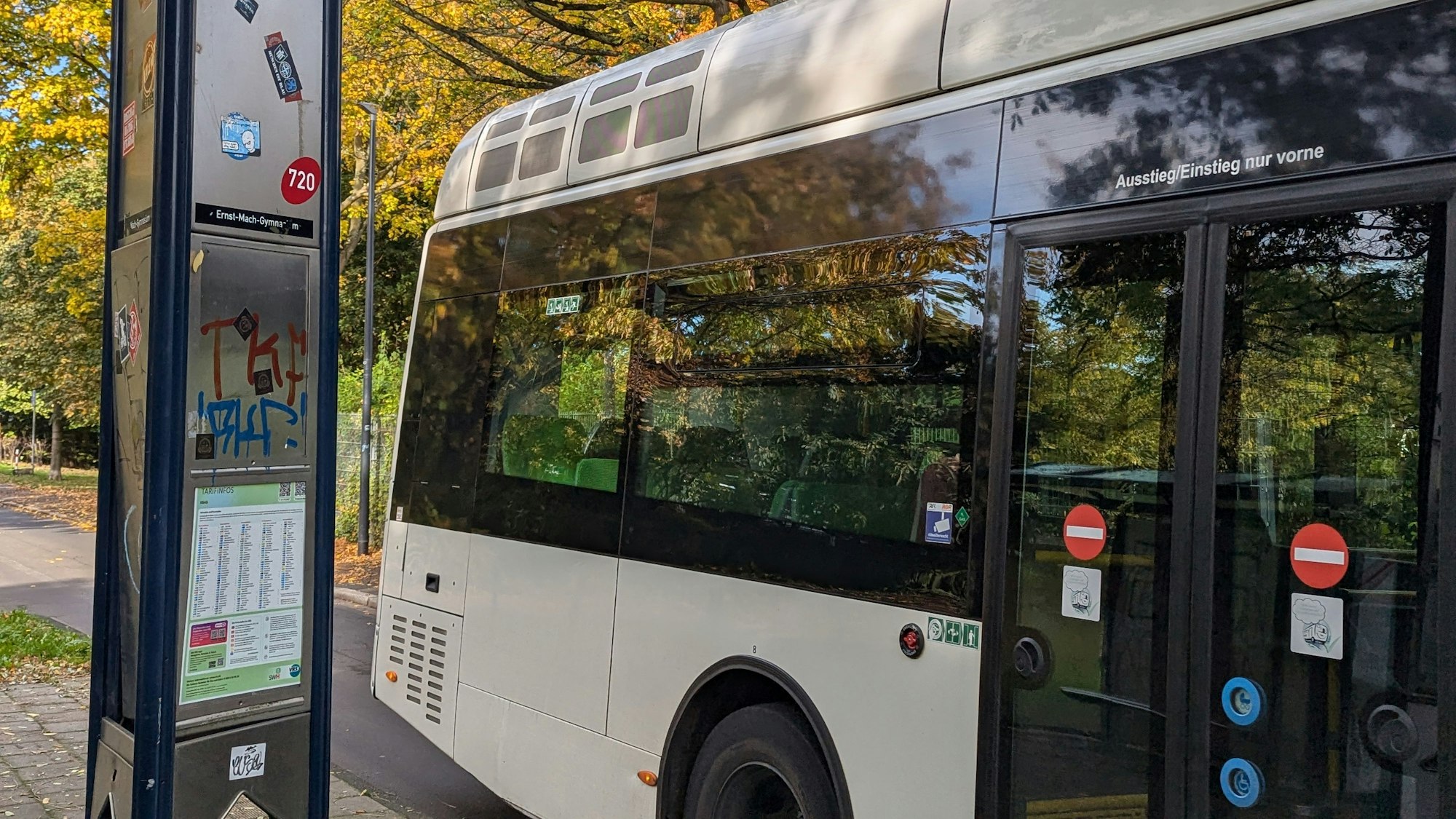 Tatort Bus: Zwei Menschen wurden in Bergheim von einem Fahrgast verletzt.
