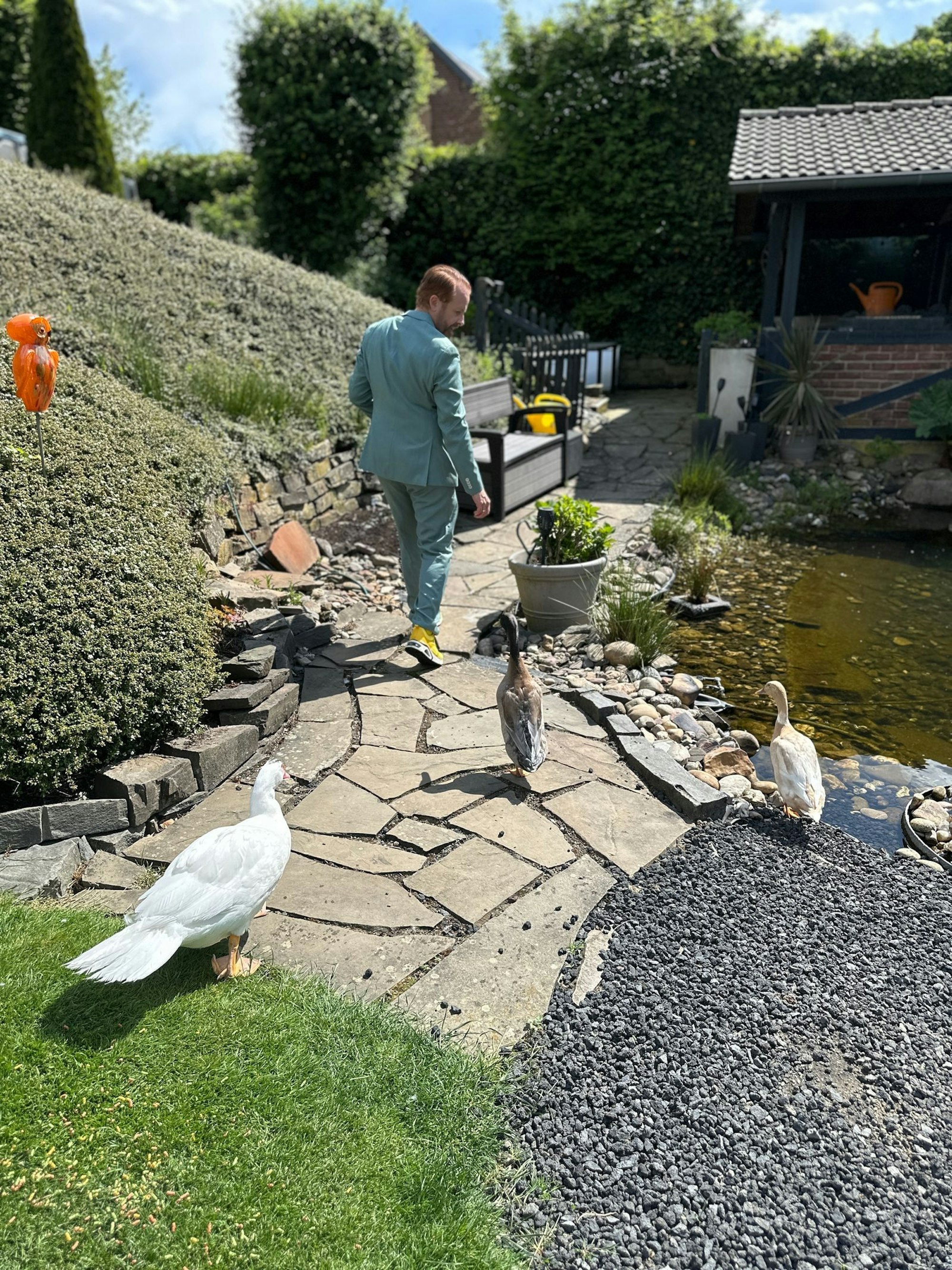 Schlagersänger Ross Antony liebt es, Zeit in seinem Garten zu verbringen. Vor Kurzem erst ist er „Enten-Papa“ geworden. Im Interview spricht der Entertainer über das Leben mit seinen Enten. (Bild: Bigger Fish Management Romy Günther)