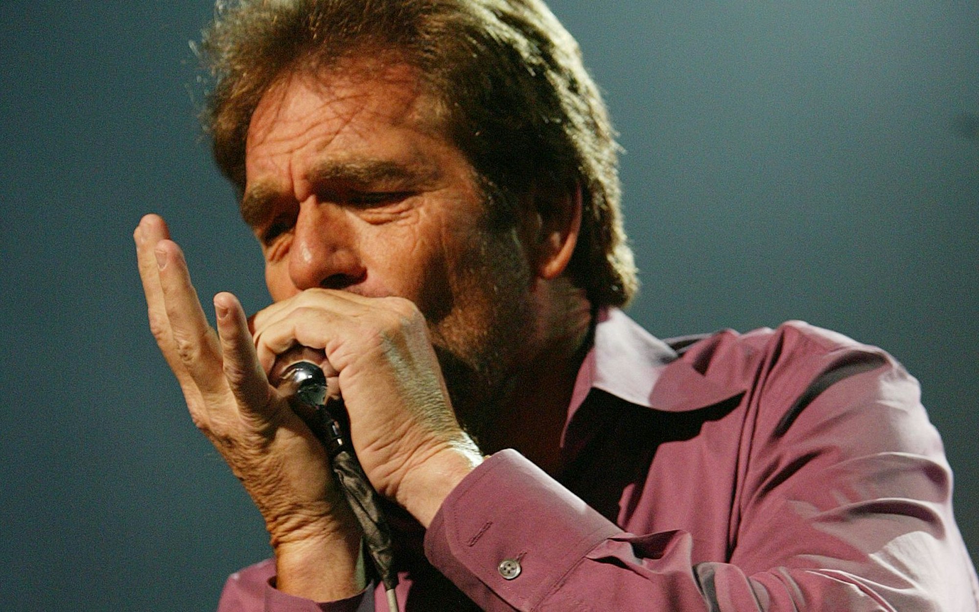 Huey Lewis ist nicht nur Sänger und Gitarrist, sondern auch ein furioser Mundharmonika-Spieler. (Bild: Daniel Pierce Wright/Getty Images)