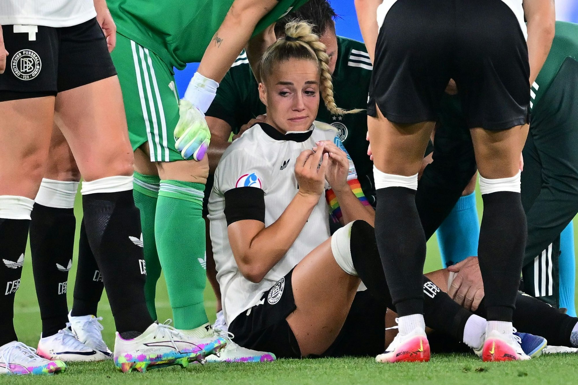 Schock für Giulia Gwinn (Mitte) gleich zum EM-Auftakt