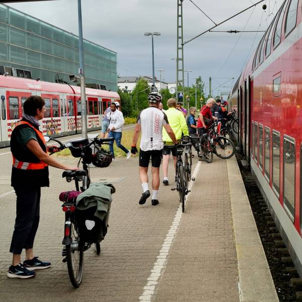 Auch am Hennefer Bahnhof fing der frühe Vogel (7.55 Uhr) den Wurm und sicherte sich einen Platz nach Wissen oder Siegen.