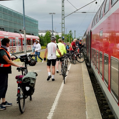 Auch am Hennefer Bahnhof fing der frühe Vogel (7.55 Uhr) den Wurm und sicherte sich einen Platz nach Wissen oder Siegen.