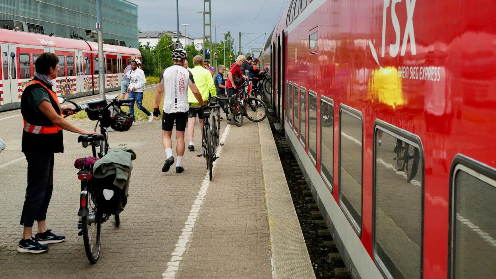 Auch am Hennefer Bahnhof fing der frühe Vogel (7.55 Uhr) den Wurm und sicherte sich einen Platz nach Wissen oder Siegen.