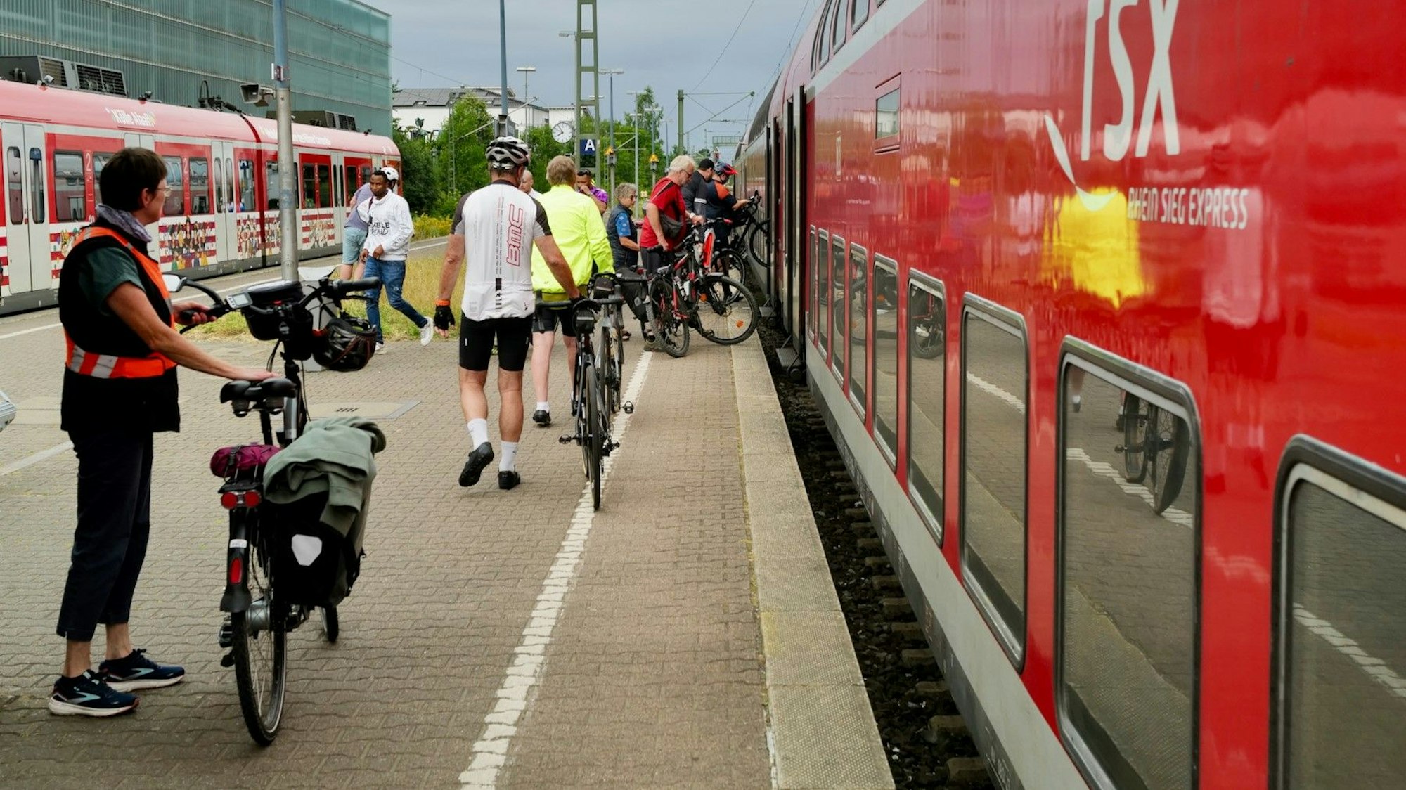 Auch am Hennefer Bahnhof fing der frühe Vogel (7.55 Uhr) den Wurm und sicherte sich einen Platz nach Wissen oder Siegen.