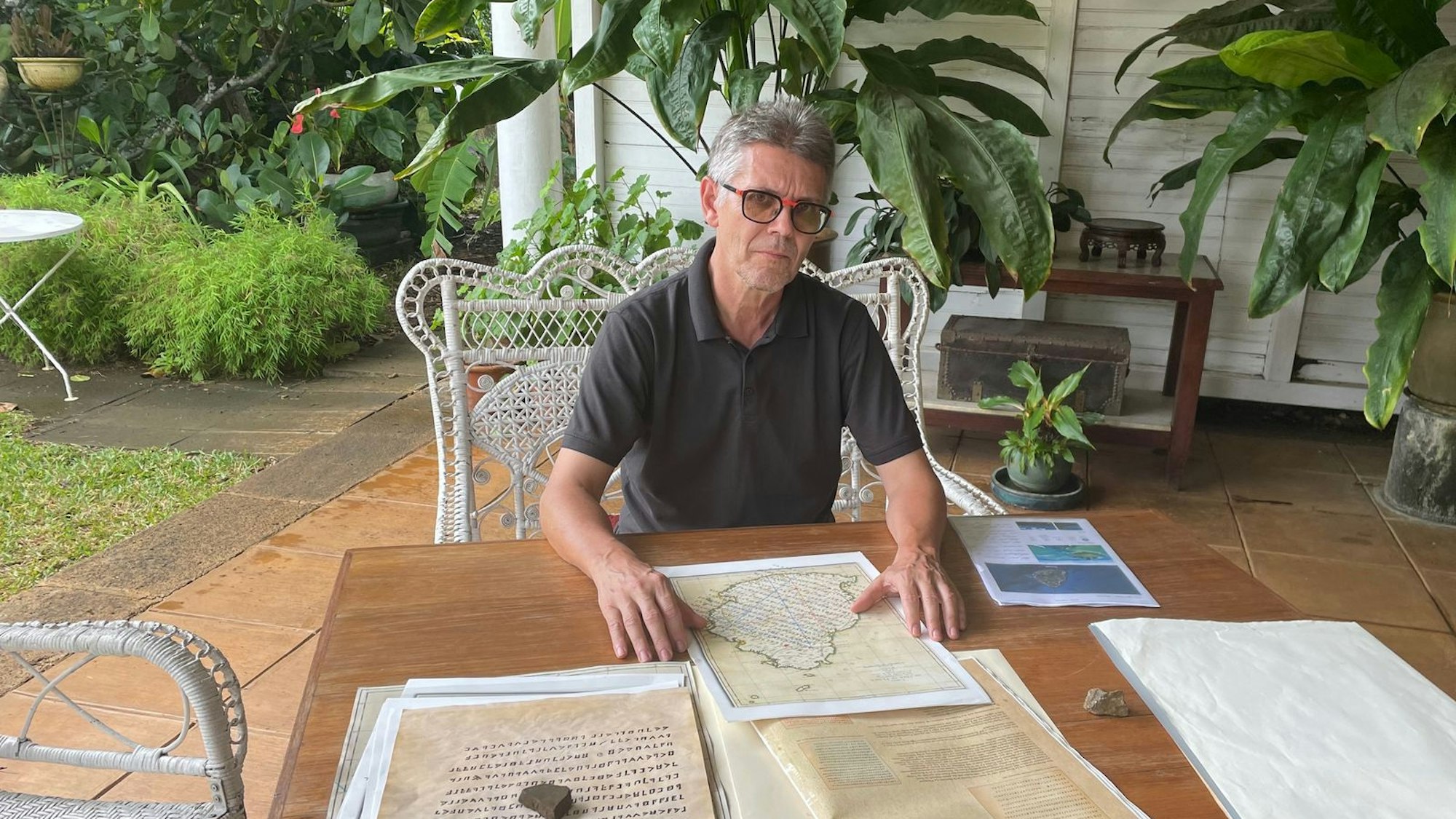 Daniel Krieg glaubt, dass das Kryptogramm auf die Insel Mauritius verweist. (Bild: ZDF/Tilman Remme)