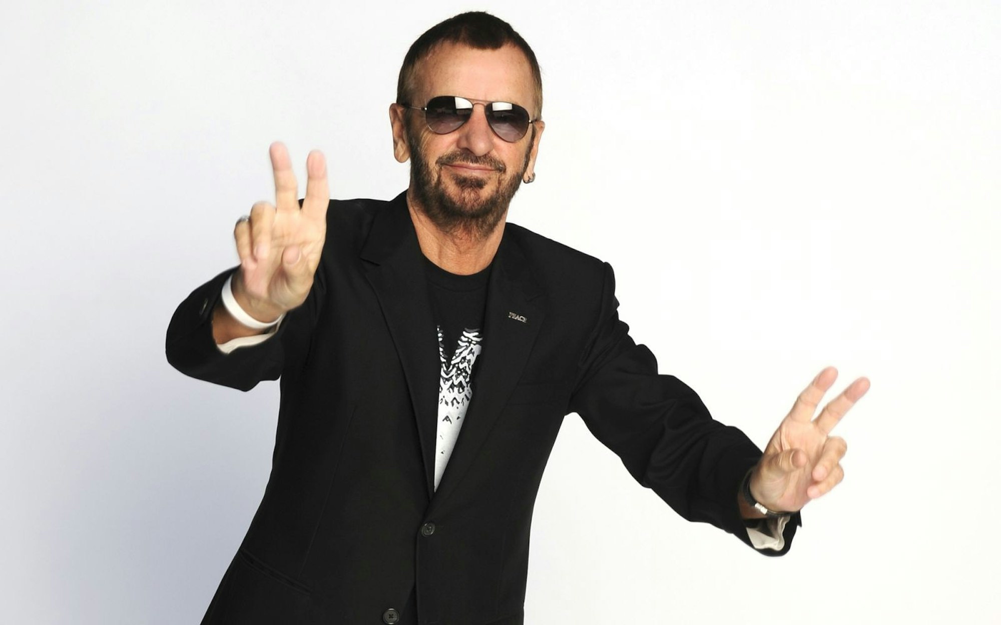 „Peace and Love“: Ringo Starr ist Vegetarier und meditiert täglich. (Bild: Universal)