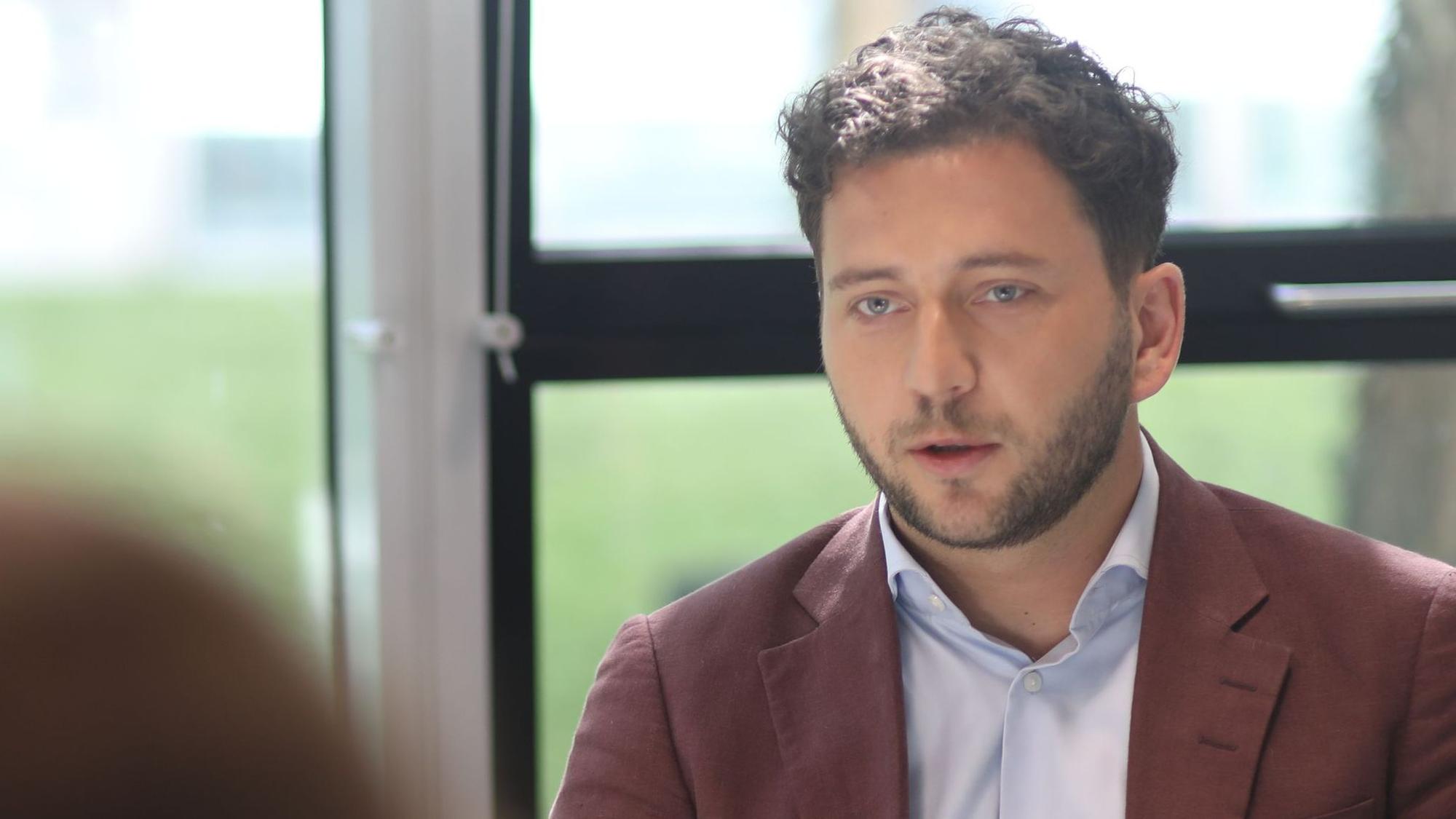 Felix Banaszak ist im Gespräch zu sehen.