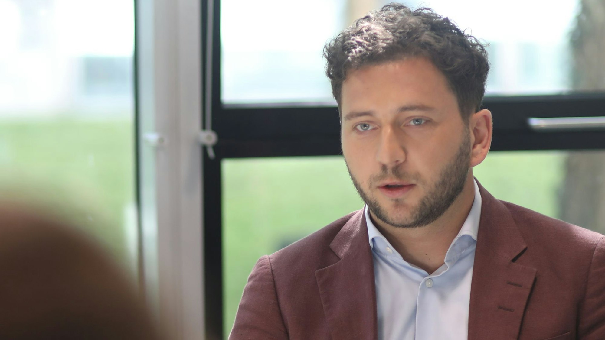 Felix Banaszak ist im Gespräch zu sehen.