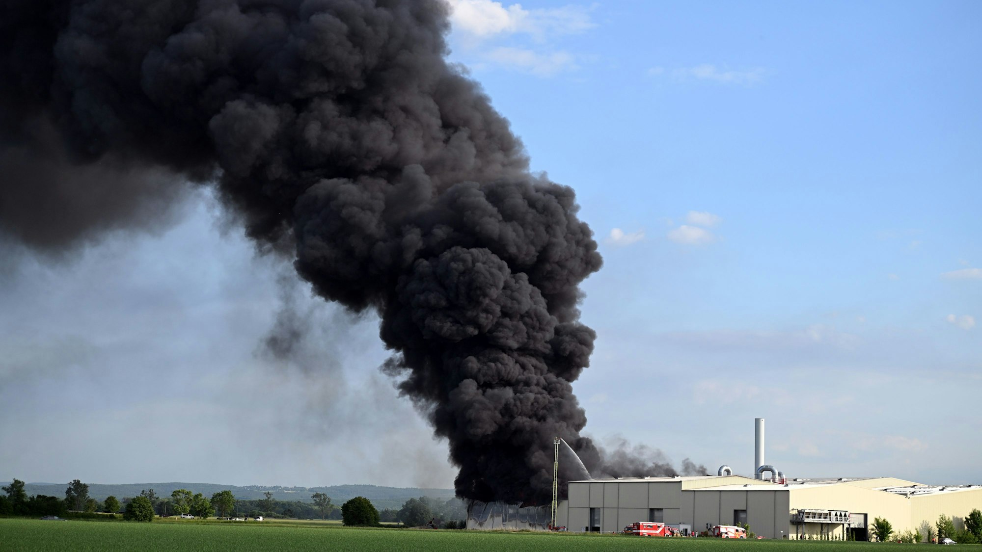 Eine riesige Rauchwolke war beim Brand einer Lagerhalle mit Müll im Mai über Swisttal zu sehen. Nun kam es am Sonntag wieder zu einem derartigen Vorfall.