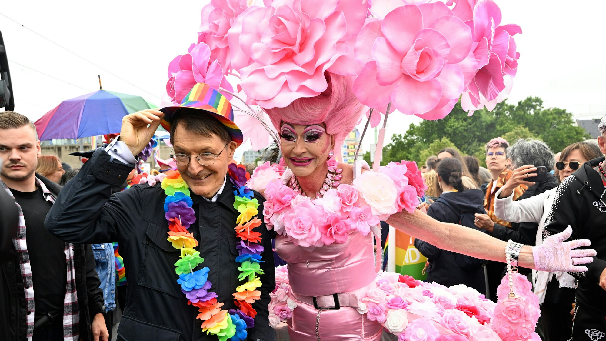Das Bild zeigt Karl Lauterbach bei der CSD-Demonstration.