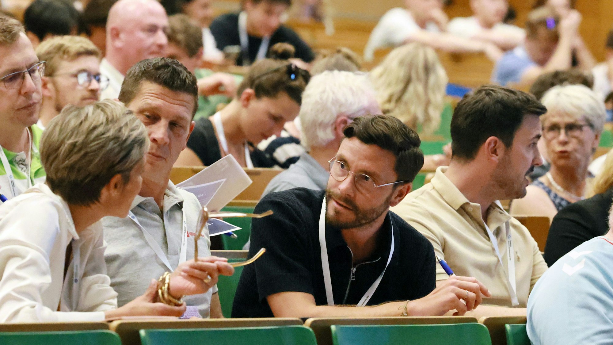 „Auf die Plätze – fertig – PITCH!“ Im Rahmen des Inkubators „StarS-Kader“ der Sporthochschule findet das finale Pitchevent statt. in der Jury: Ex-Fußballnationalspieler und Ex-FC-Profi Jonas Hector (3. von links), 04.07.2025, Bild: Herbert Bucco