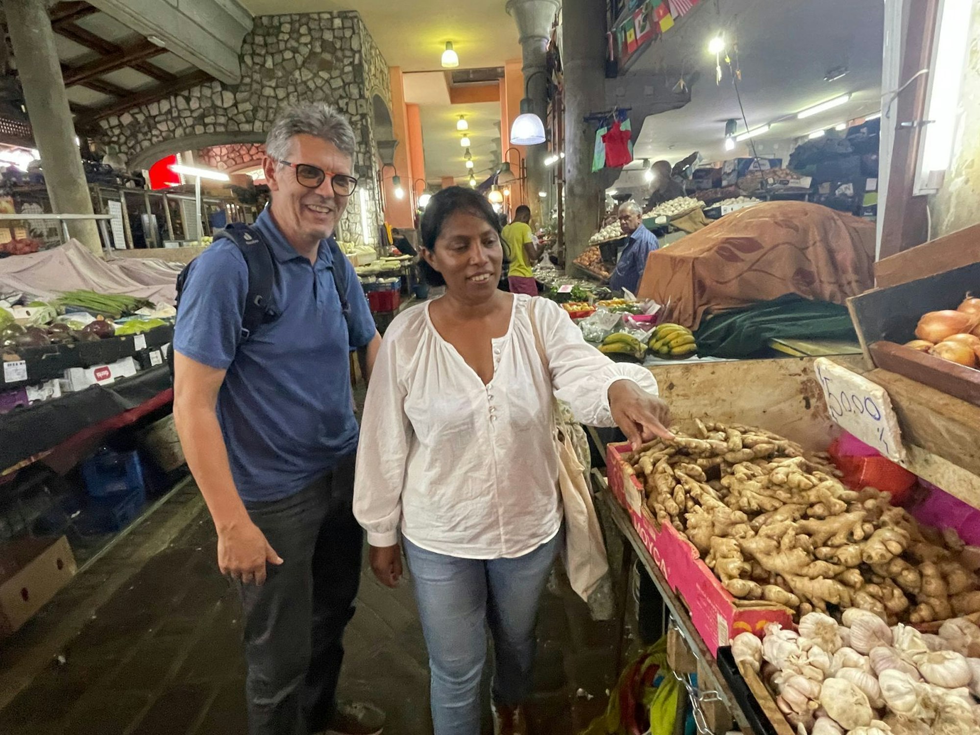 Die Archäologin Dr. Jayschree Mungur-Medhi hat sich bereit erklärt Daniel bei seiner Schatzsuche auf Mauritius zu unterstützen. (Bild: ZDF/Tilman Remme)