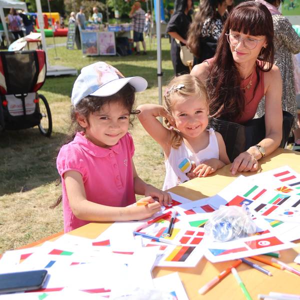 Spaß im Wiehlpark: Nelli (5) und Marie (3) malen mit ihrer Mutter Nataliya Fahnen nach. Das Begegnungsfest ist eines von dreien, das die Stadt am vergangenen Wochenende auf dem Freizeitgelände ausgerichtet hat.