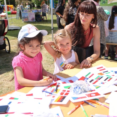 Spaß im Wiehlpark: Nelli (5) und Marie (3) malen mit ihrer Mutter Nataliya Fahnen nach. Das Begegnungsfest ist eines von dreien, das die Stadt am vergangenen Wochenende auf dem Freizeitgelände ausgerichtet hat.