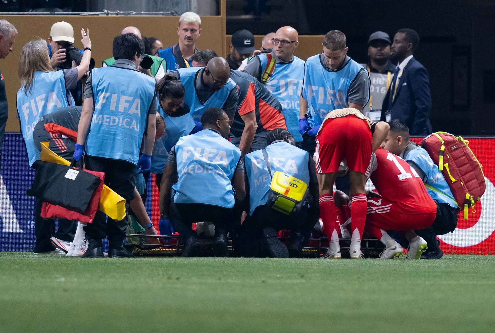 Fußball-Nationalspieler Jamal Musiala musste minutenlang behandelt werden.