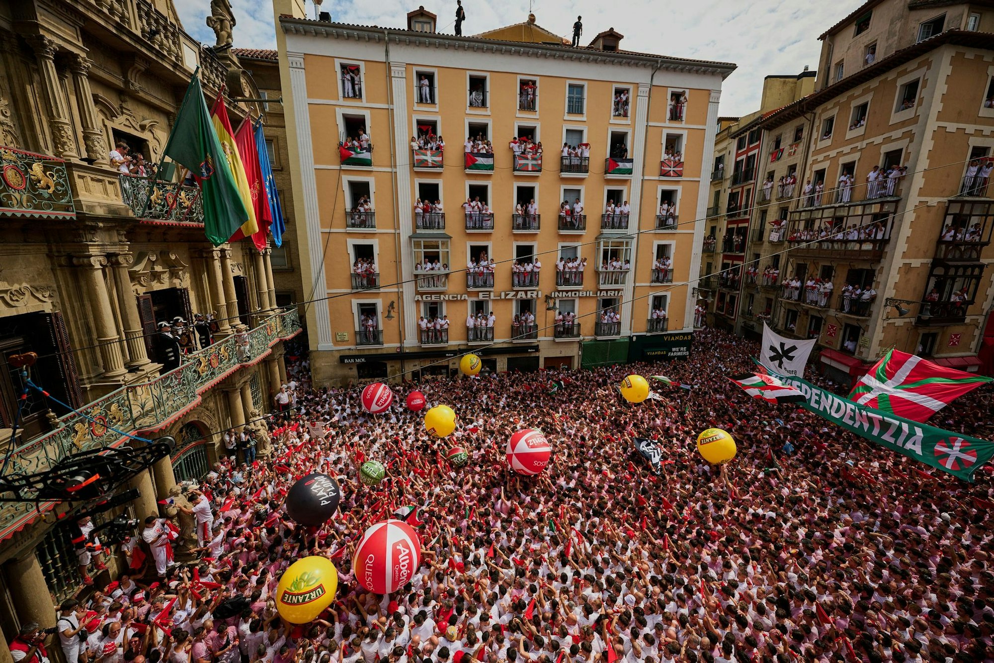 Mit dem Abschuss einer kleinen Rakete wurde am Sonntag das neuntägige Stadtfest San Fermín mit den berühmten Stierläufen in Pamplona eröffnet.