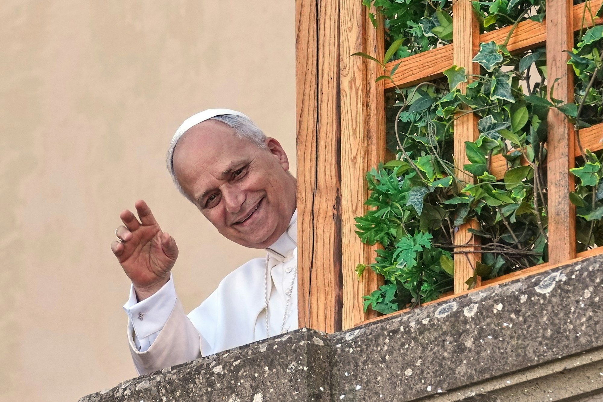 Papst Leo XIV. grüßt aus dem Urlaub in Castel Gandolfo.