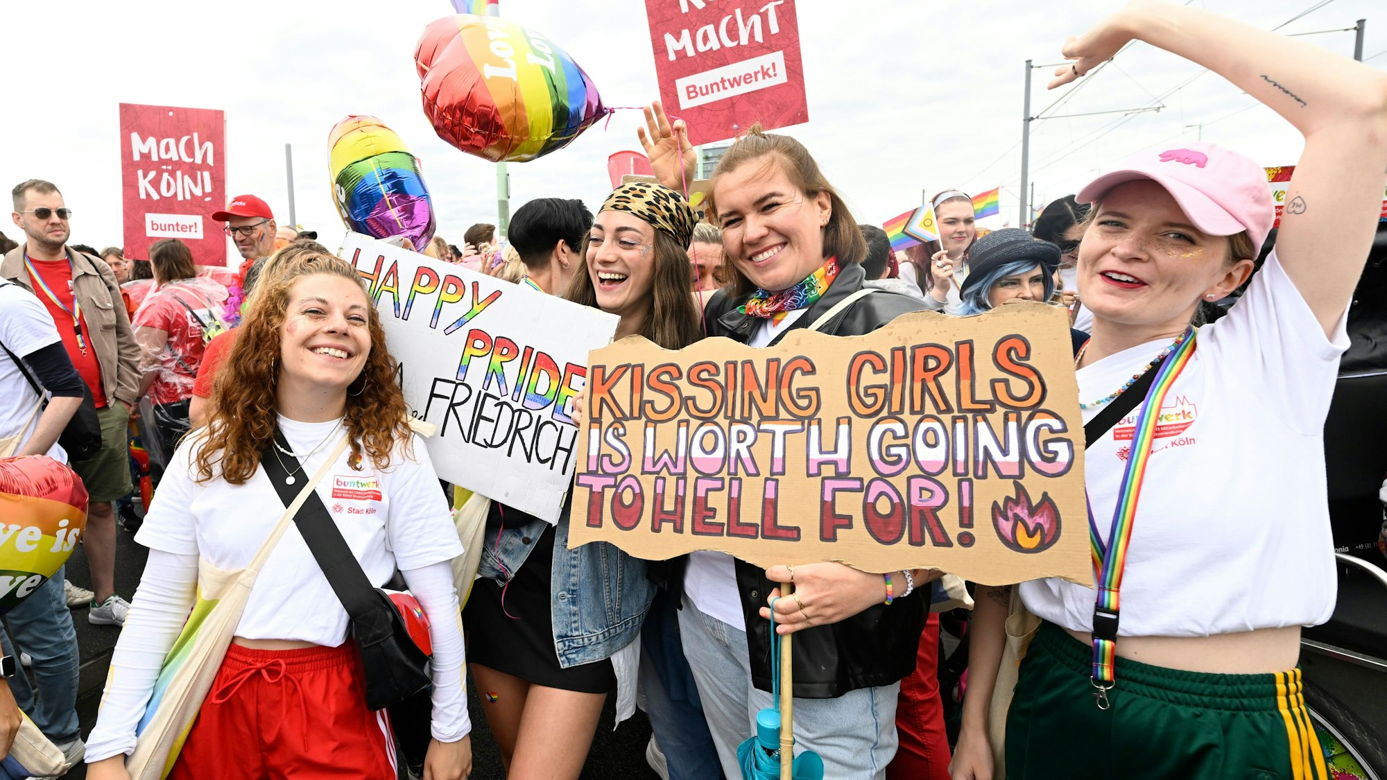 Das Bild zeigt Demonstrantinnen und Demonstranten am Sonntag des CSDs.