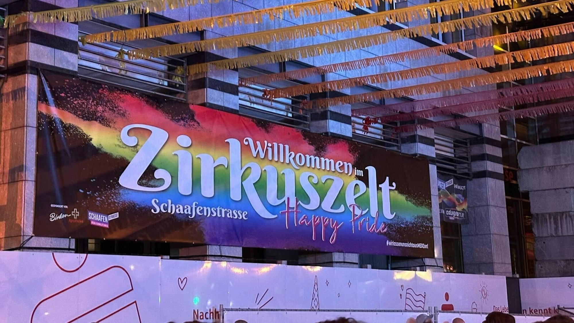 Seit Samstagabend hängt ein Plakat mit der Aufschrift „Willkommen im Zirkuszelt“ an der Fassade einer Kölner Kneipe.
