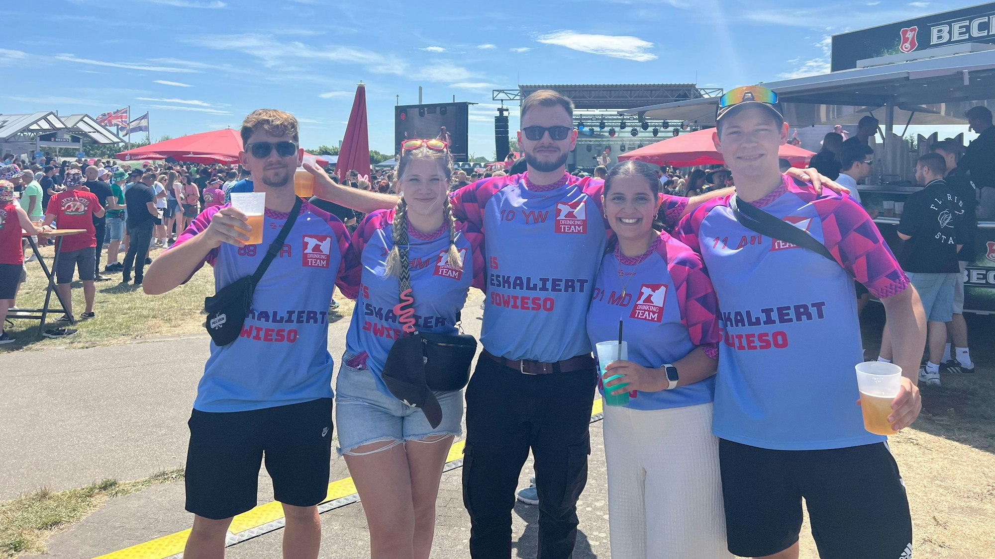 Maria und ihre Freundesgruppe mit selbst gestalteten Shirts