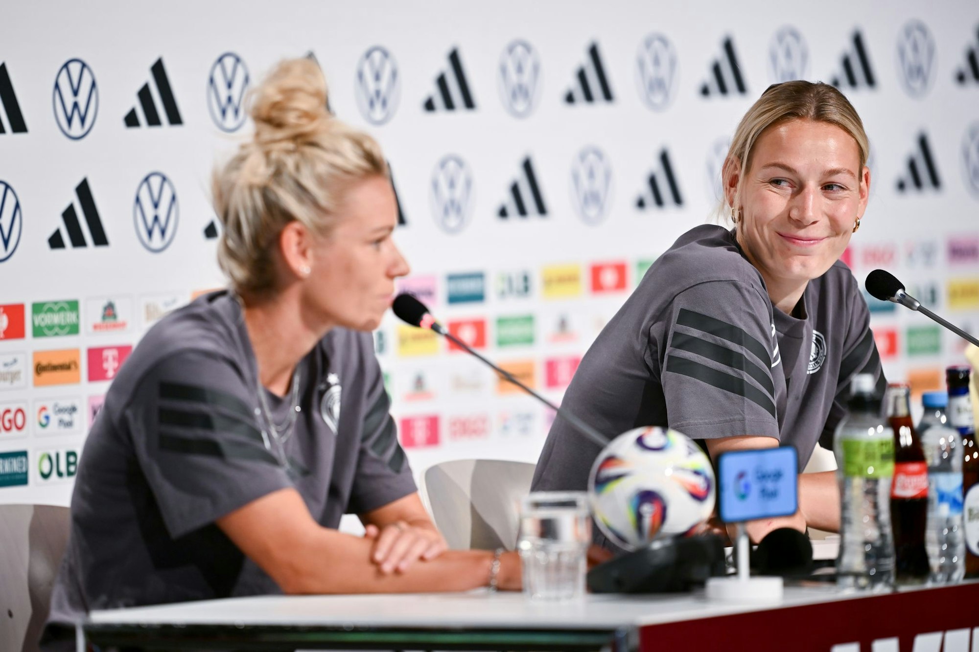 Linda Dallmann (l.) und Sarai Linder erklären die Situation nach dem EM-Aus für Giulia Gwinn