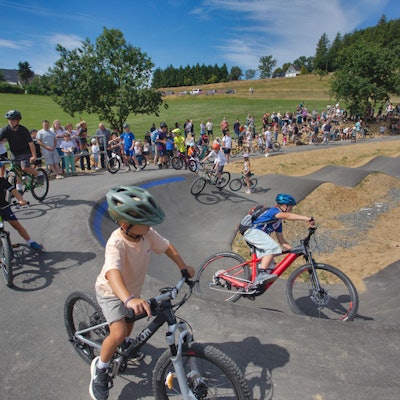 Kaum hatte die Profi-Schar die Pisten im neuen Skate- und Bikepark in Waldbröl verlassen, da stürmten prompt die Kinder und Jugendlichen die Freizeitattraktion in der Ortschaft Niederhof.