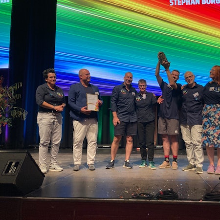 Andrea Löwe (l.), Stephan Borggreve (2. v. l. ) und weitere Mitglieder des SC Janus mit der "Kompassnadel“ .