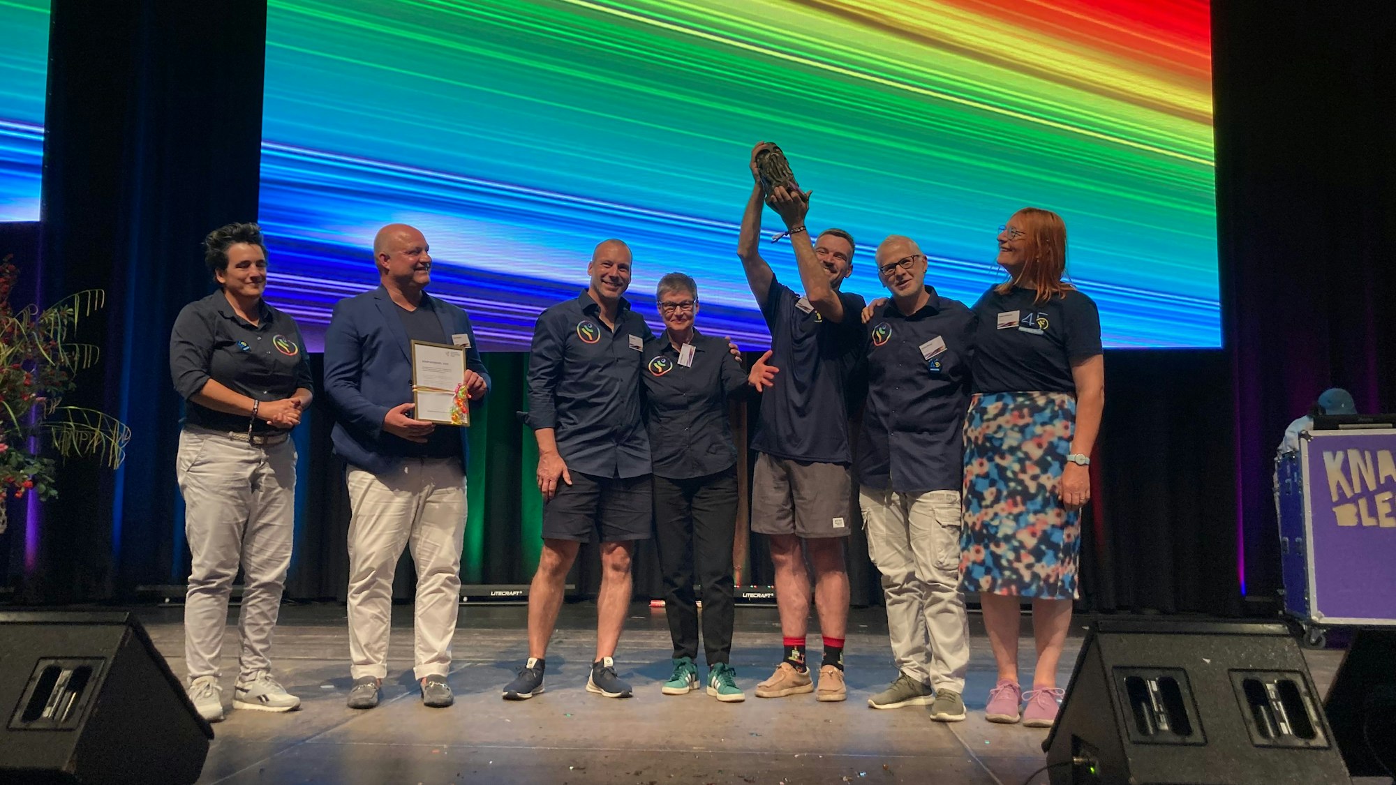 Andrea Löwe (l.), Stephan Borggreve (2. v. l. ) und weitere Mitglieder des SC Janus mit der "Kompassnadel“ .