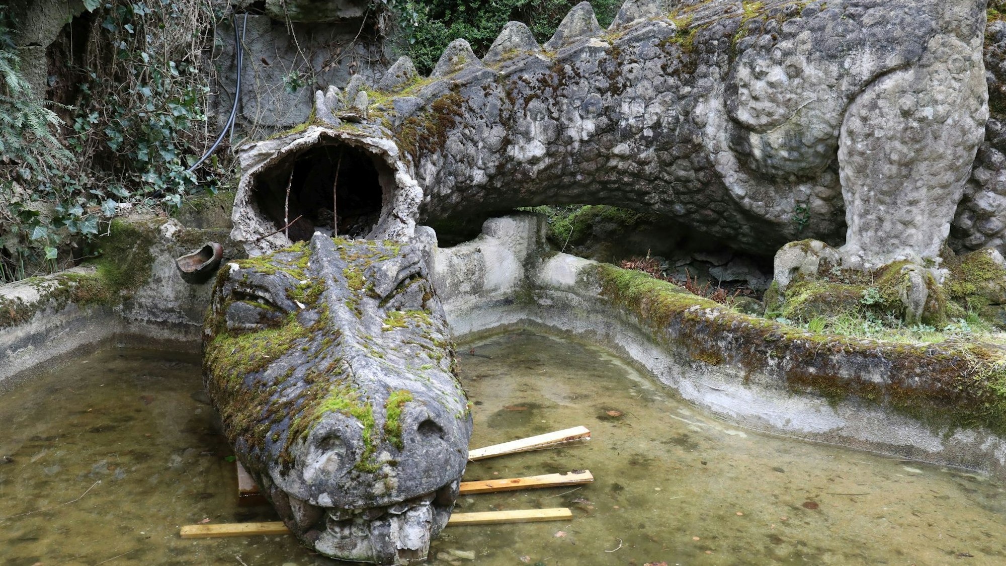 Der Kopf des Drachen an der Nibelungenhalle war abgebrochen.