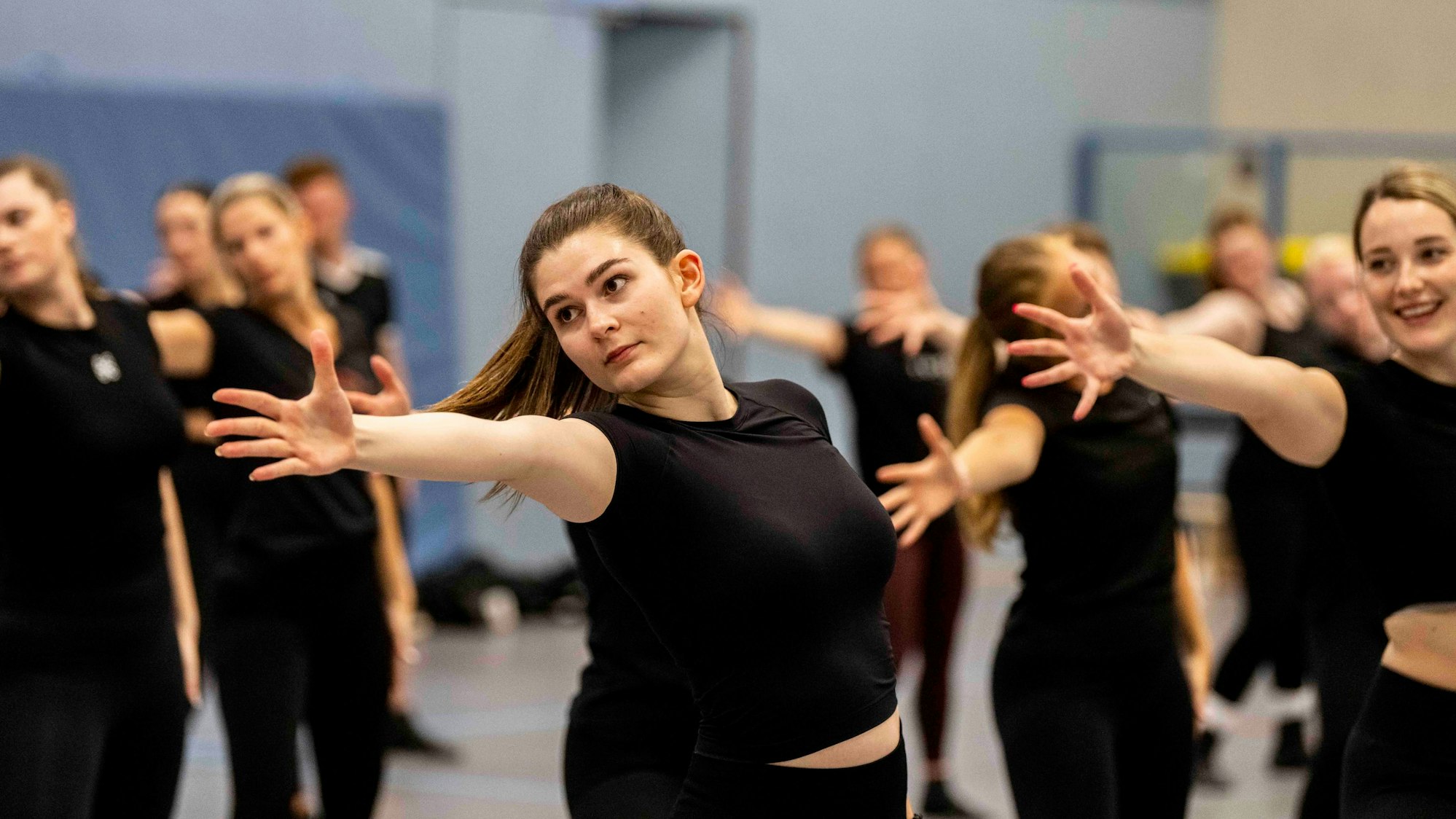 Das Bild zeigt ein Teil der Tänzerinnen beim Training.